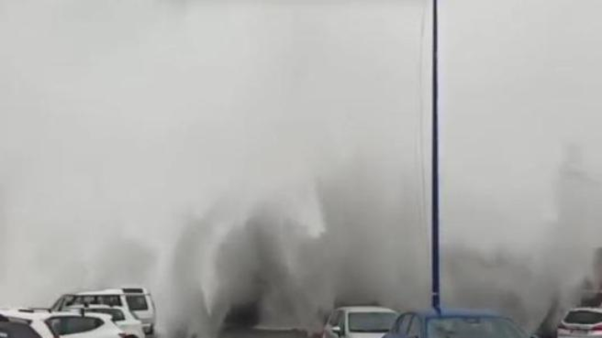 Ciclone Harry, in Calabria onde come un palazzo di 4 piani. Cagliari, cancellata la spiaggia del Poetto