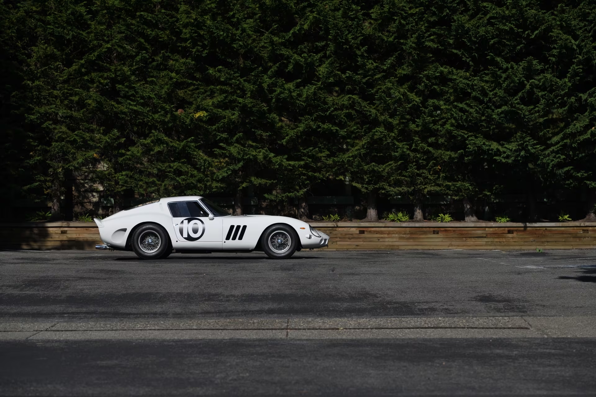 Spende 38 milioni per una Ferrari. Ecco chi è il misterioso compratore dell’unica 250 GTO bianca al mondo