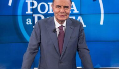 «Porta a porta» ha 30 anni. Il contratto di Berlusconi, il risotto di D'Alema, i plastici: ricognizione critica del programma (e del suo cerimoniere)