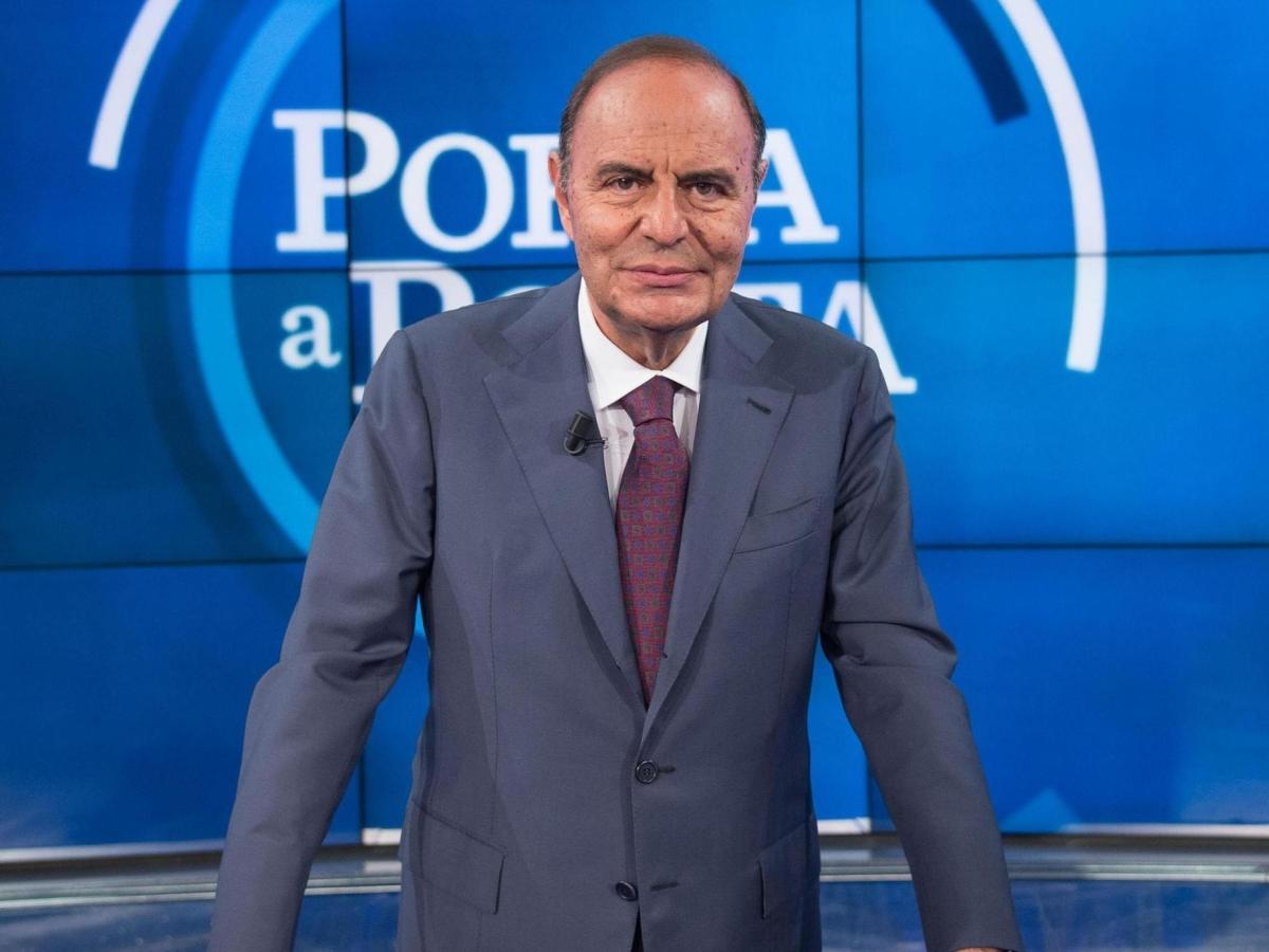 «Porta a porta» ha 30 anni. Il contratto di Berlusconi, il risotto di D'Alema, i plastici: ricognizione critica del programma (e del suo cerimoniere)
