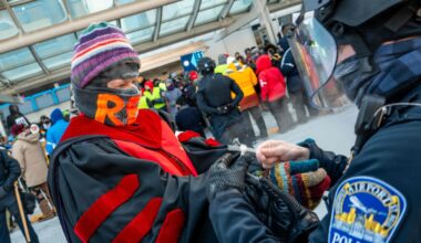 Cento membri del clero arrestati all'aeroporto di Minneapolis