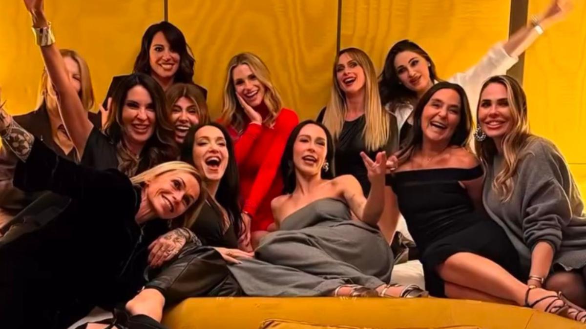 Michelle Hunziker festeggia i 49 anni con Aurora e le amiche