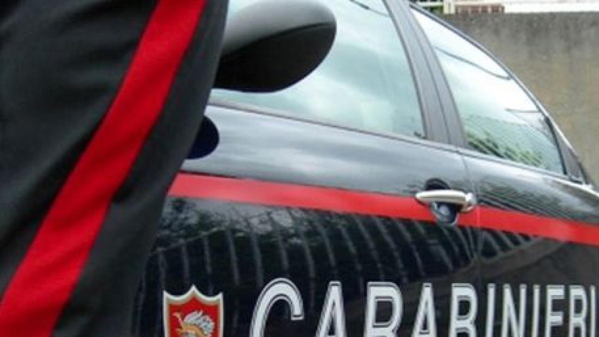Milano, quindicenni litigano nella stazione del metrò di Lambrate: uno estrae una roncola e accoltella gli altri alle gambe
