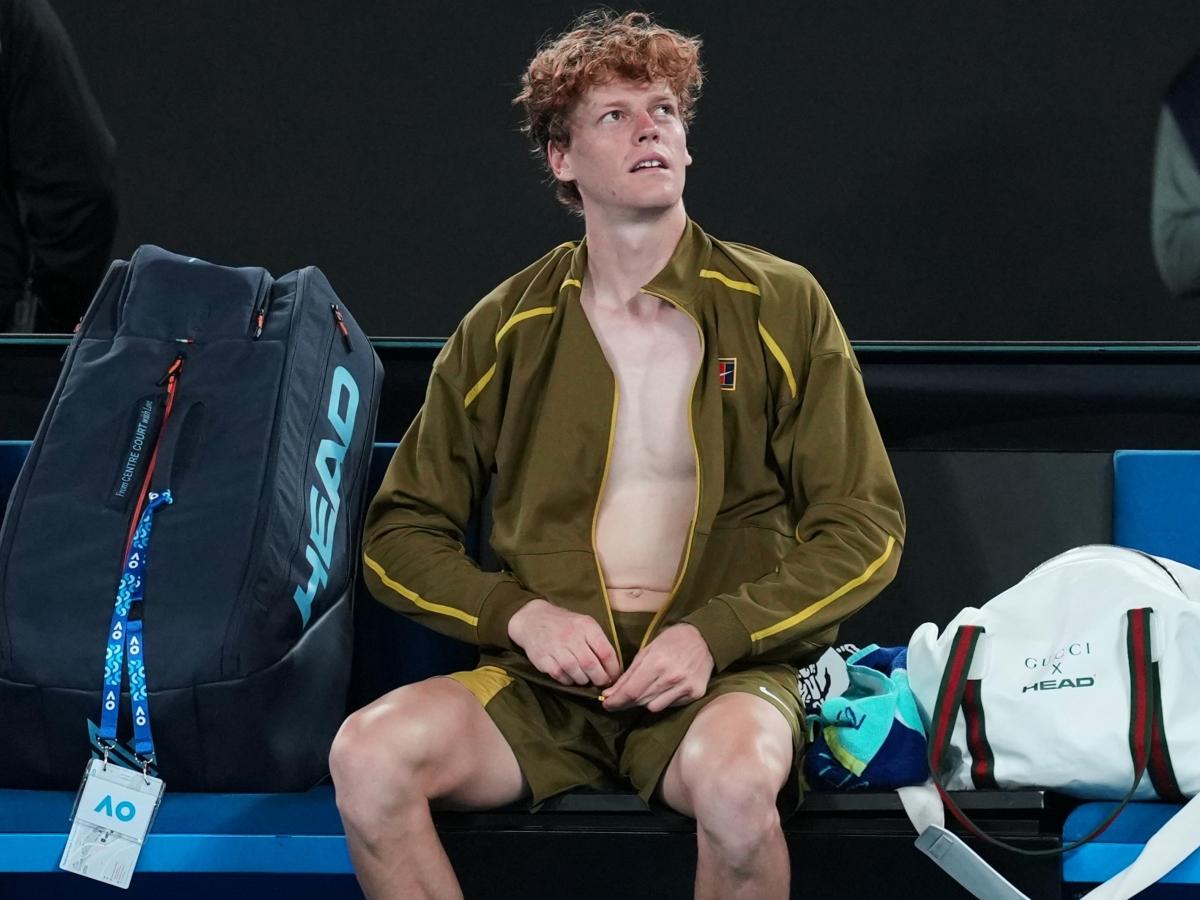 Poco sonno e poi il caldo atroce, i motivi dei crampi di Sinner: «In una stanzetta accanto al campo: ecco come mi sono ripreso»