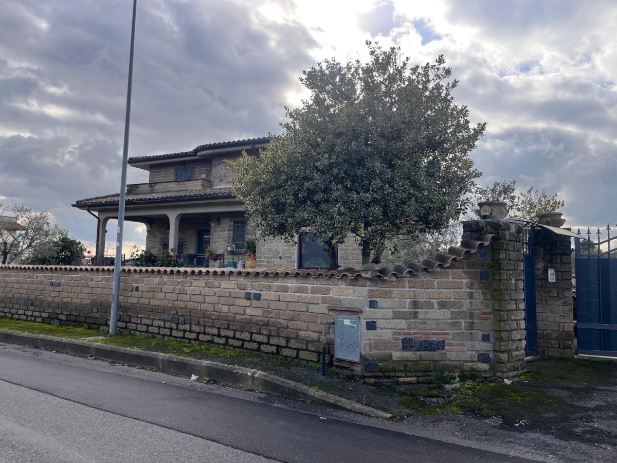 Il suicidio dei genitori di Carlomagno ad Anguillara: il viaggio in auto da Roma per morire, la lettera all'altro figlio e il nuovo interrogatorio