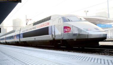 Francia, polemica per le nuove carrozze dei treni vietate ai bambini: anche il governo contro l'offerta di Sncf