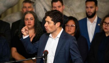 Jacob Frey, chi è il sindaco di Minneapolis diventato una icona dem (e anti-Trump): «Gli agenti dell'Ice se ne vadano, quanti altri americani devono morire in strada?»