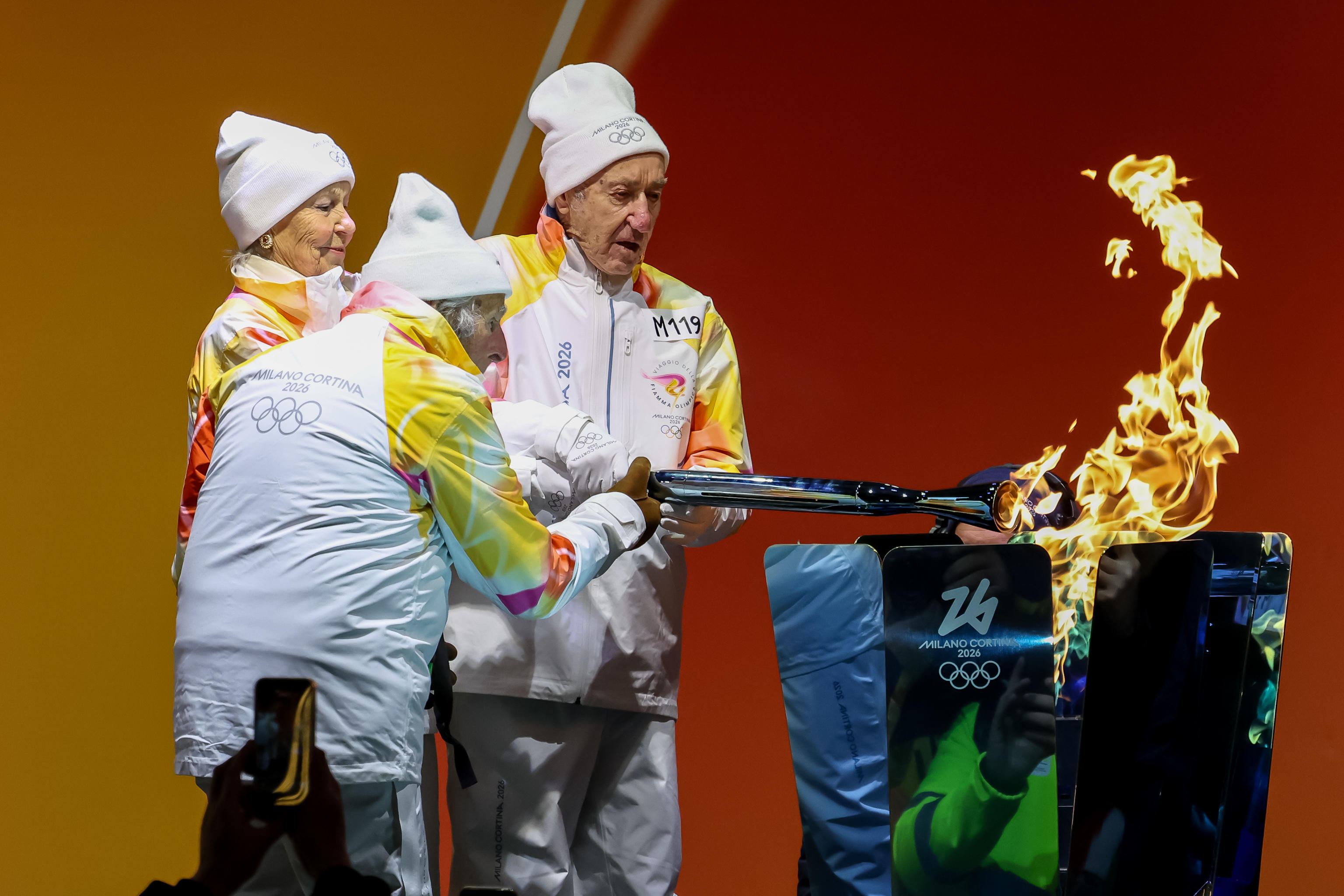 Gli ultimi tre tedofori accendono il braciere con la Fiamma Olimpica di Milano Cortina 2026 a Cortina dAmpezzo, 26 gennaio 2026. ANSA/ANDREA SOLERO