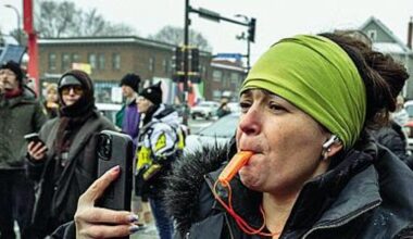 Chi sono e cosa fanno gli osservatori col fischietto: «Via la dannata Ice da Minneapolis»