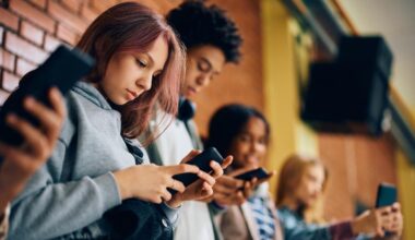 La Francia vota per vietare i social agli adolescenti. Macron: «Vogliamo proteggere la loro salute mentale»