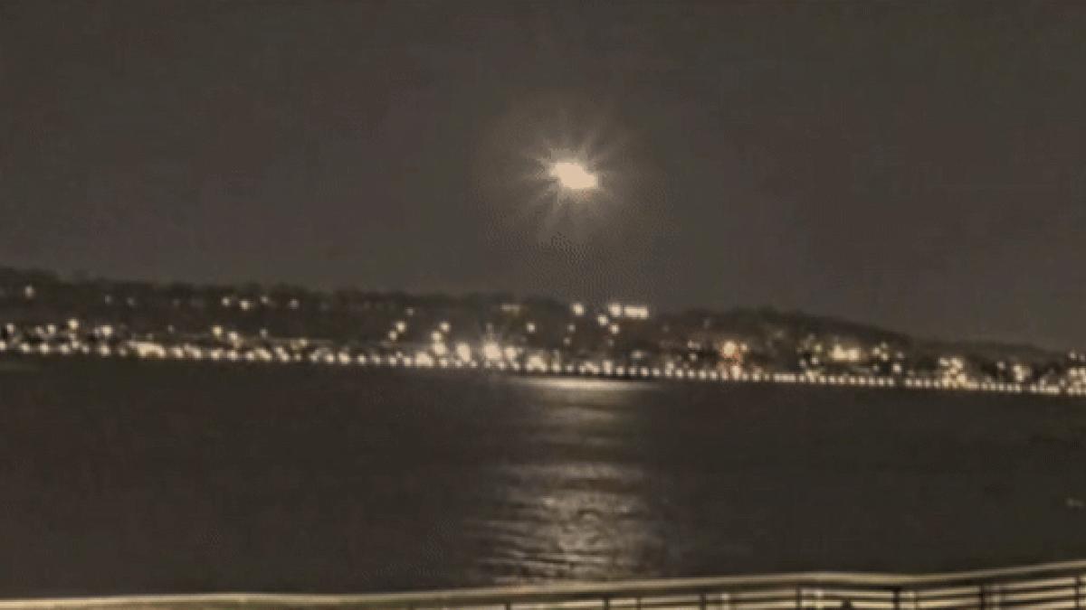 Washington, un solo controllore gestiva 11 velivoli: tutti gli errori dell’incidente elicottero-aereo, il peggiore degli ultimi 20 anni