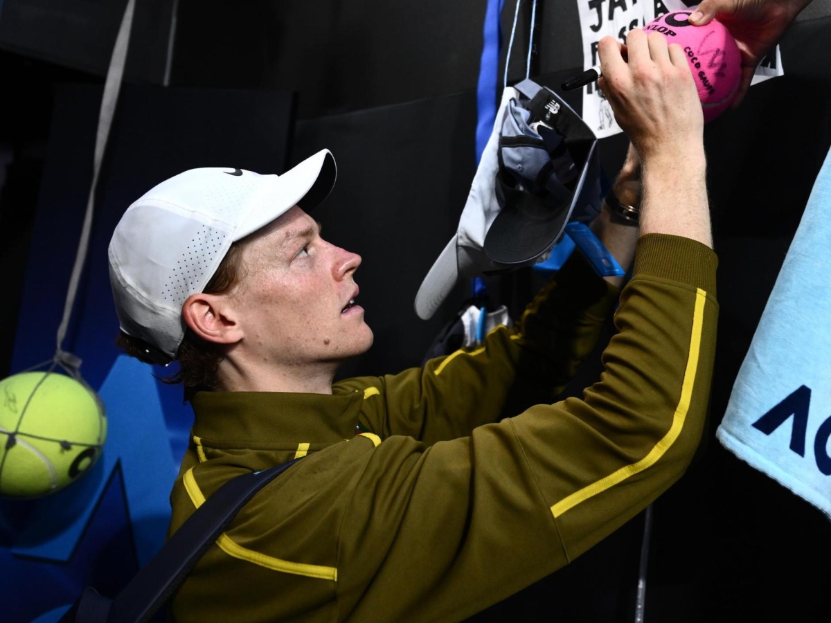 Sinner si prepara alla sfida contro Shelton agli Australian Open: allenamenti al chiuso e cibo d'asporto