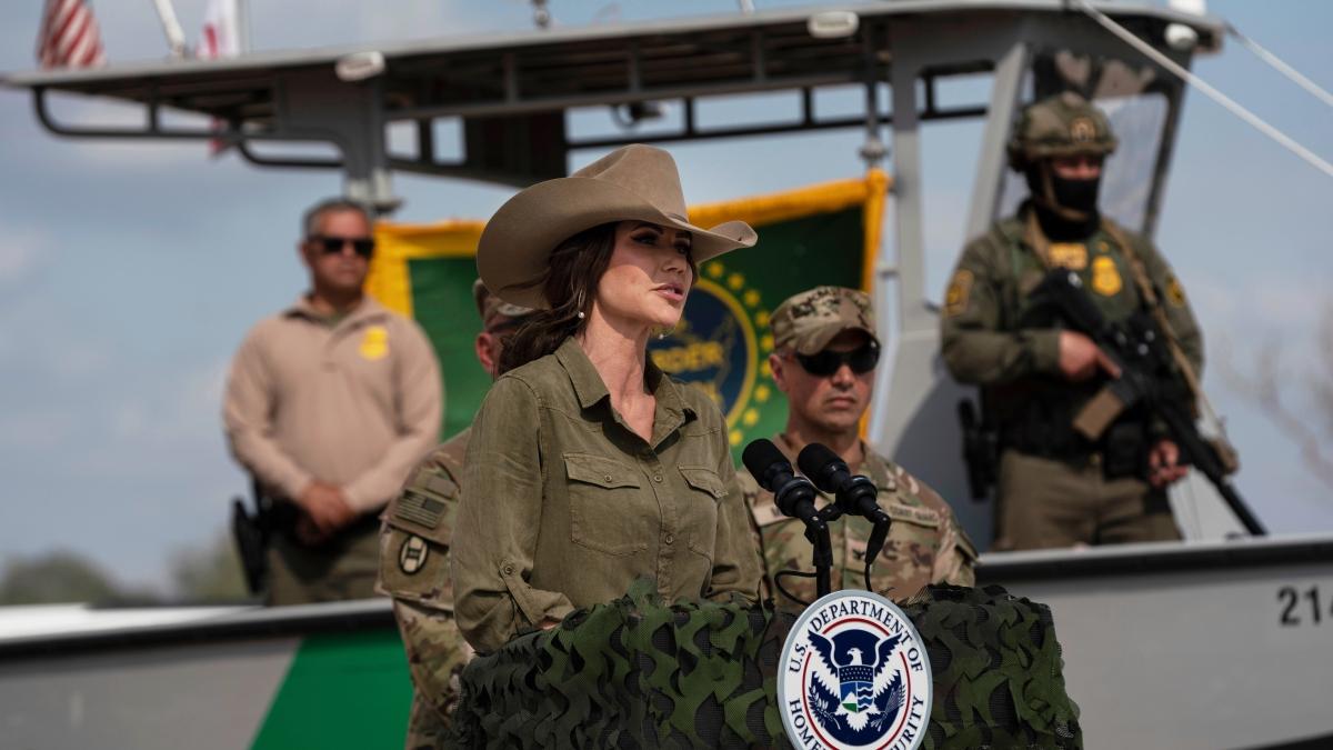 Tutti i passi falsi di Kristi Noem, la «Barbie dell'Ice»: mimetica e amore per John Wayne