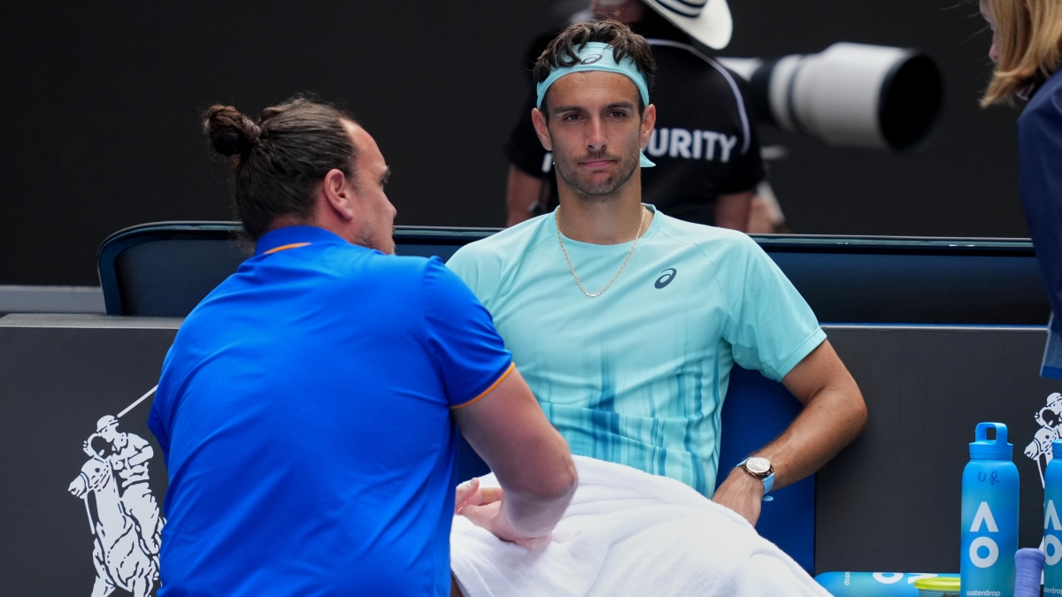 Musetti-Djokovic, quarti di finale agli Australian Open, diretta 6-4, 6-3, 1-3: Lorenzo si ritira