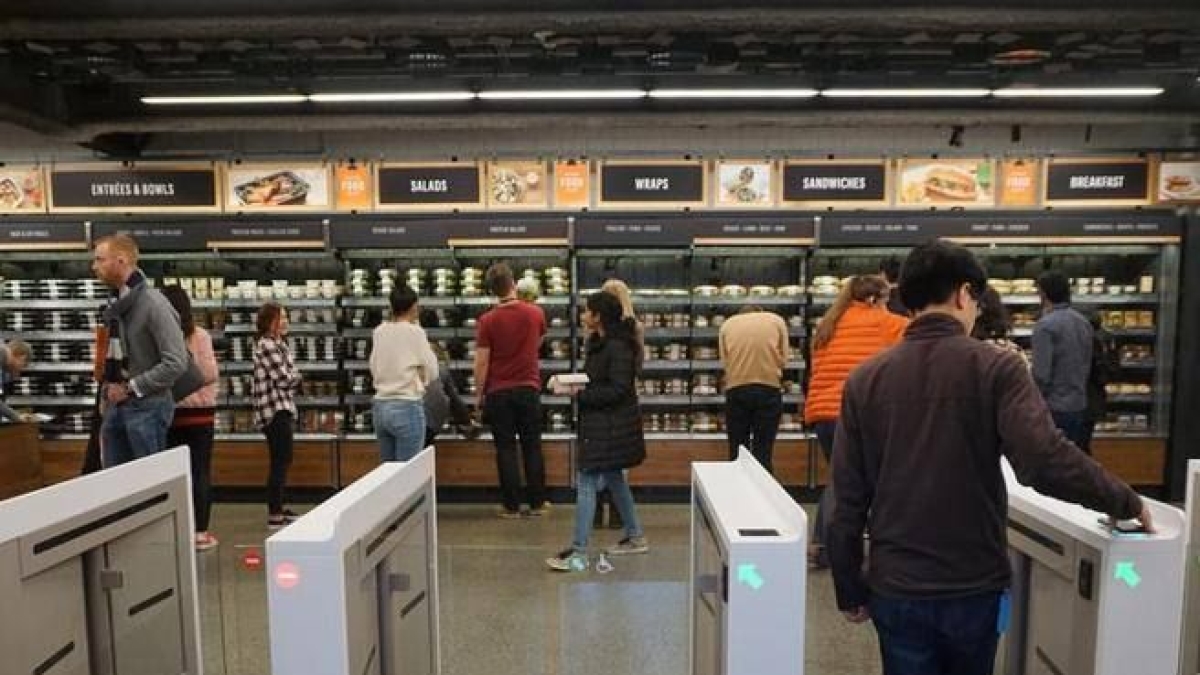 Amazon, dietrofront sui «supermercati del futuro»: chiudono tutti gli store Go, avanti con i negozi tradizionali (e bio)