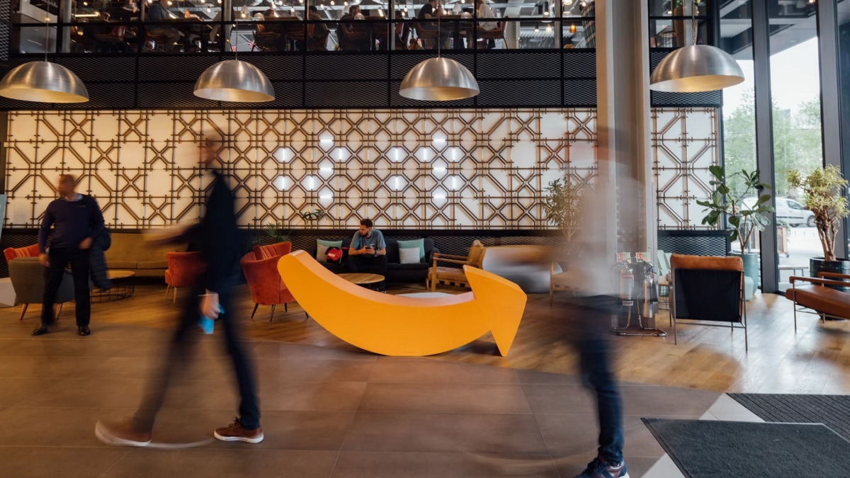 Amazon taglia 16 mila dipendenti, soprattutto impiegati: «Rimuovere la burocrazia interna» (con l’Ai)