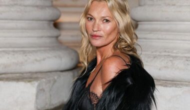 Kate Moss accende la notte di Parigi: total look nero, un mix tra rock & sexy, diva della sfilata di Saint Laurent
