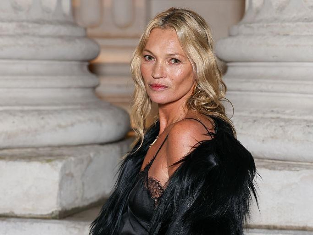 Kate Moss accende la notte di Parigi: total look nero, un mix tra rock & sexy, diva della sfilata di Saint Laurent