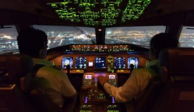 In volo tra furti, passeggeri ubriachi, arresti, macchinette del caffè rotte: cosa succede sugli aerei, ecco gli «sms» tra piloti e centri operativi