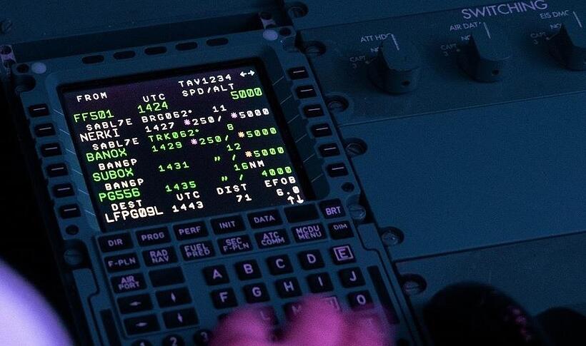 In volo tra furti, arresti, passeggeri ubriachi e macchine del caffè rotte: i messaggi segreti tra piloti e centri operativi