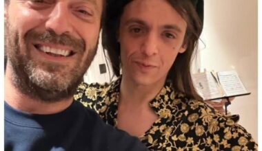 Lucio Corsi a Bologna da Cesare Cremonini che gli fa indossare la camicia di Freddy Mercury: «È quella con cui ha registrato Bohemian Rapsody»