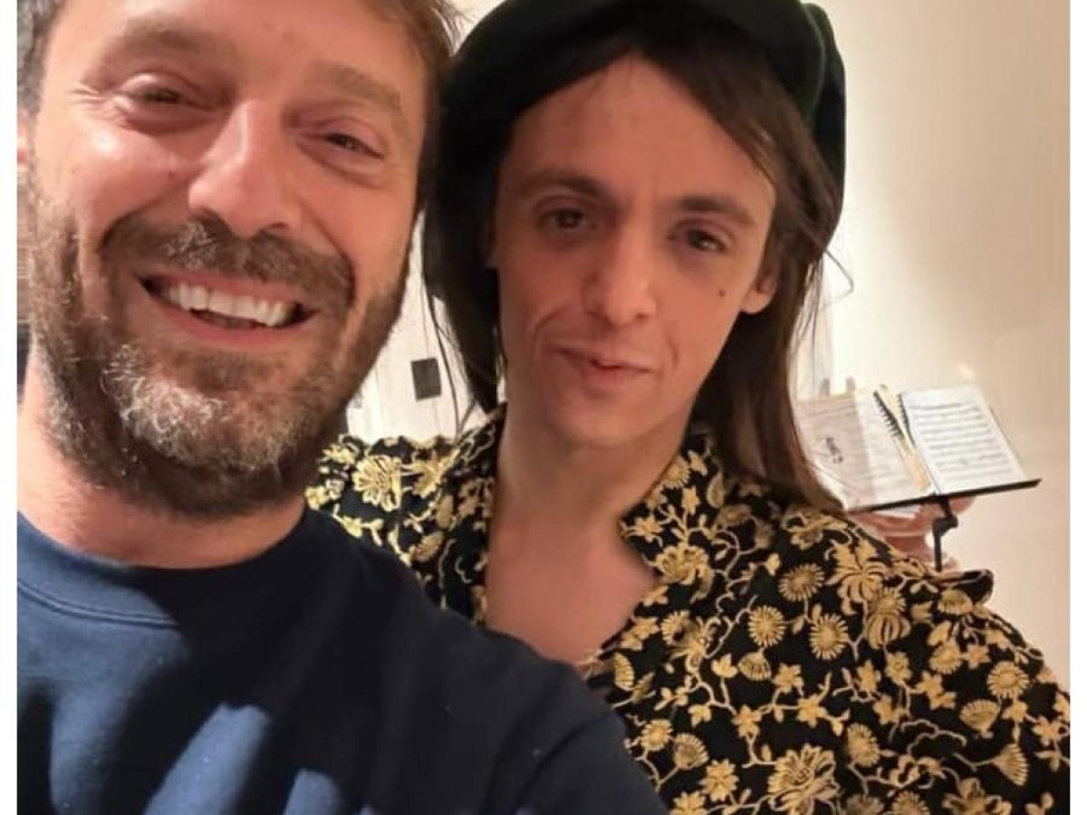 Lucio Corsi a Bologna da Cesare Cremonini che gli fa indossare la camicia di Freddy Mercury: «È quella con cui ha registrato Bohemian Rapsody»