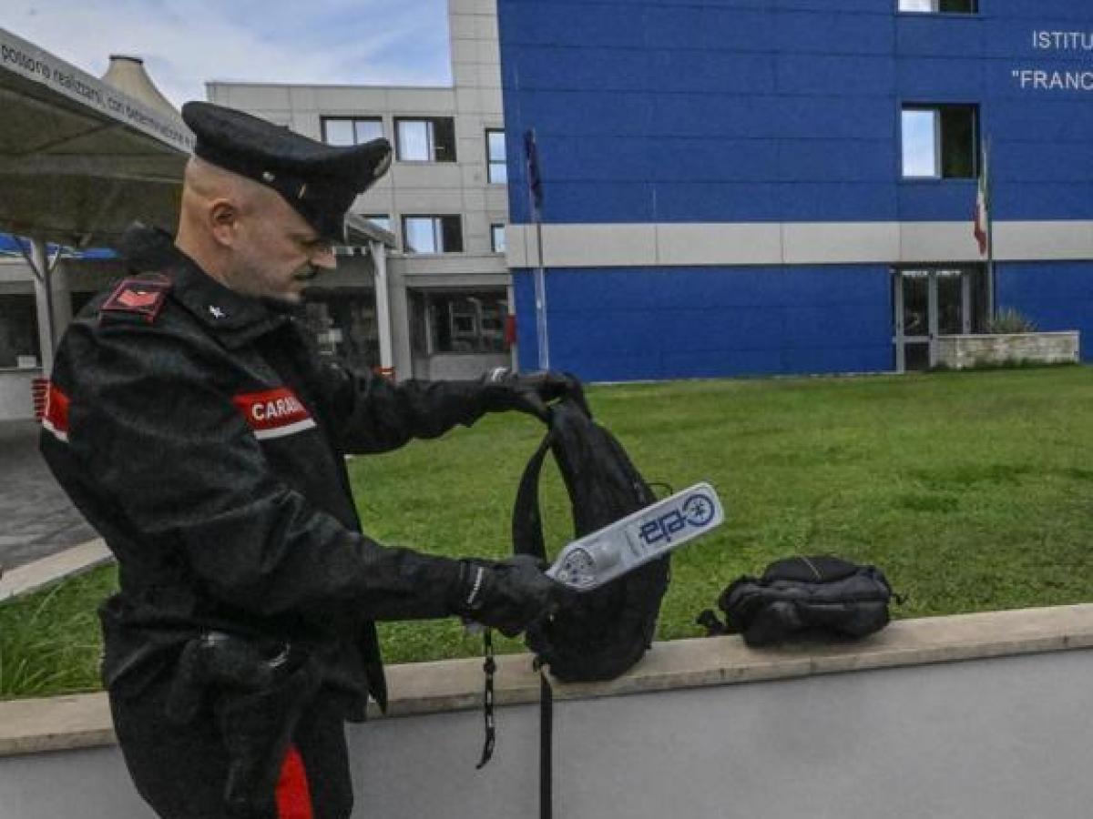 Scuola, arriva la circolare per l'uso di metal detector firmata da Piantedosi e Valditara