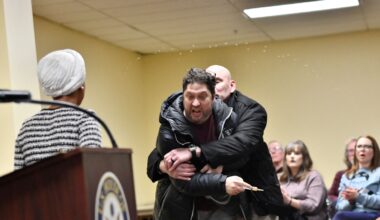 A Minneapolis aggredita una deputata dem. E scatta la sospensione per gli agenti del caso Pretti