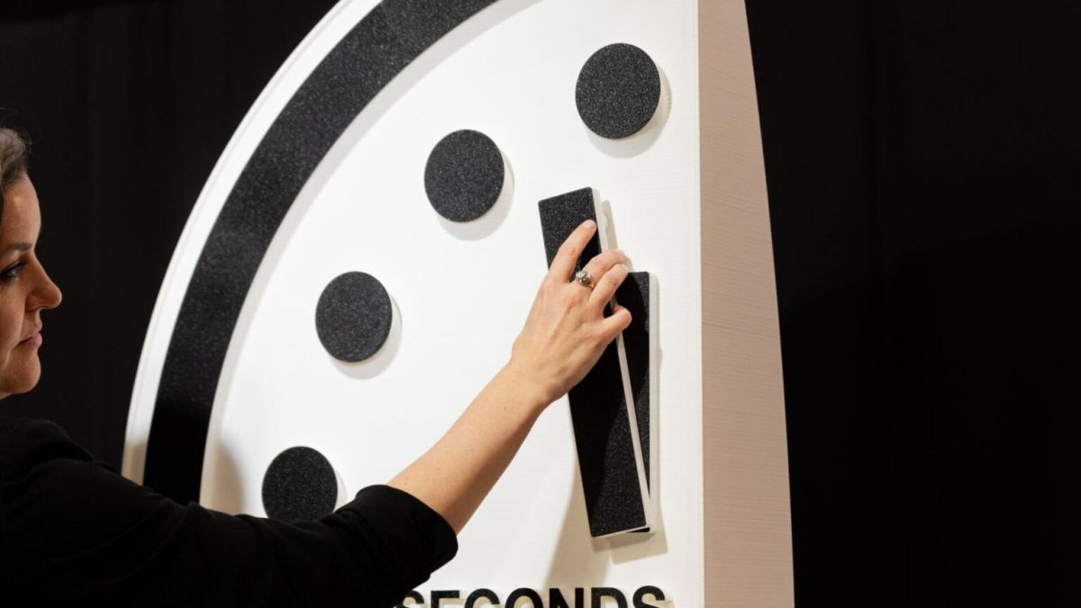 «85 secondi alla fine del mondo»: cos'è l'Orologio dell'Apocalisse e perché non è mai stato così vicino alla mezzanotte