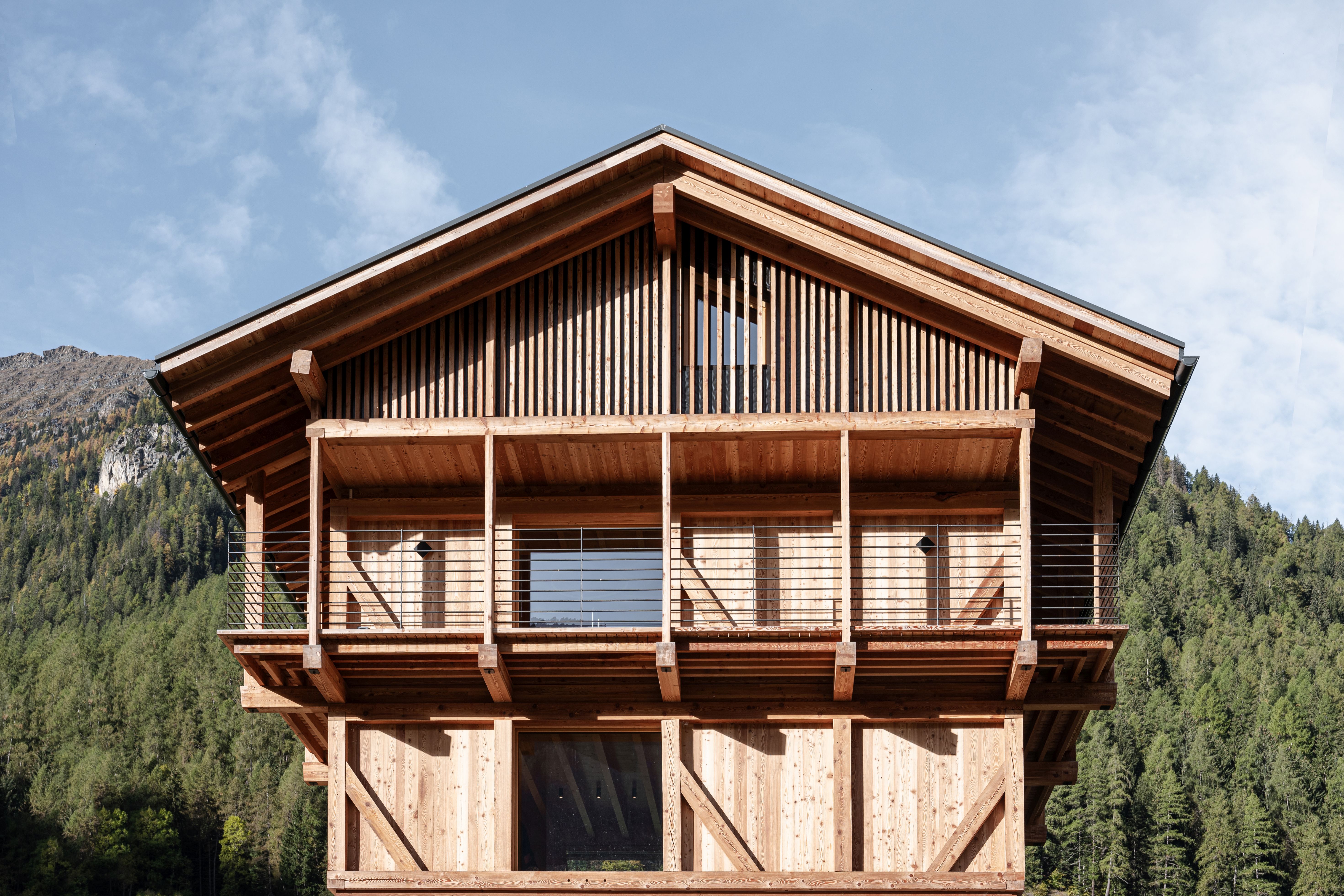 Una stalla, una scuola, un edificio: i progetti che rimettono al centro il legno (sostenibile)