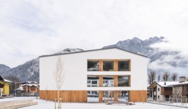 Una stalla per mucche felici, una scuola, un edificio camaleonte: i progetti italiani che rimettono al centro il legno (sostenibile)