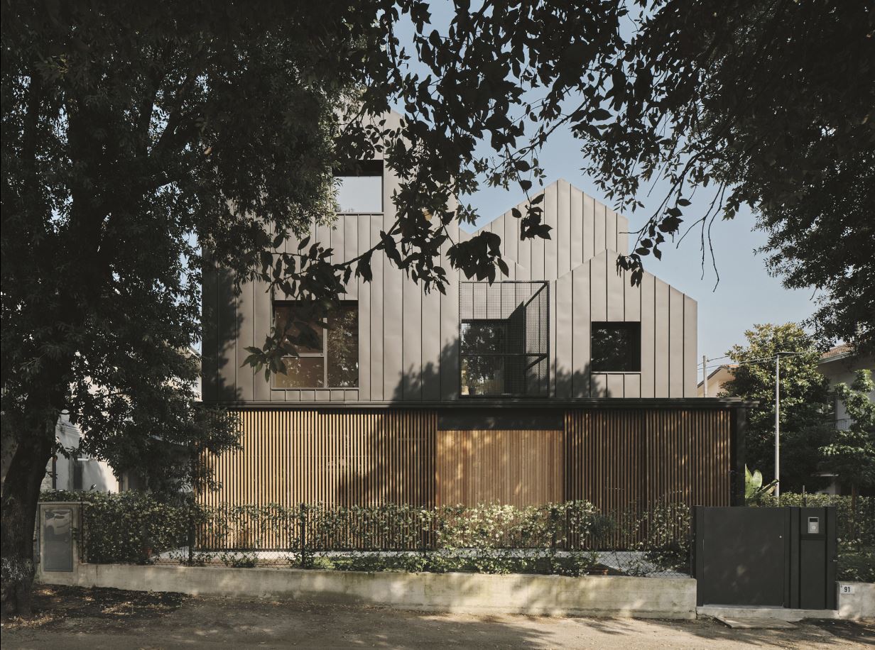 Una stalla, una scuola, un edificio: i progetti italiani che rimettono al centro il legno (sostenibile)