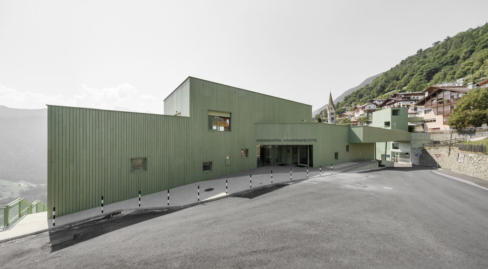 Una stalla per mucche felici, una scuola, un edificio: i progetti italiani che rimettono al centro il legno (sostenibile)