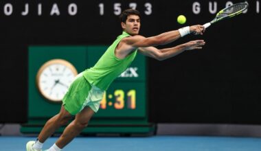 Alcaraz, psicodramma agli Australian Open: «Non so cosa mi sta succedendo, ho vomitato». Poi la ripresa, ma si va al quinto set. Zverev protesta: «Li state proteggendo»