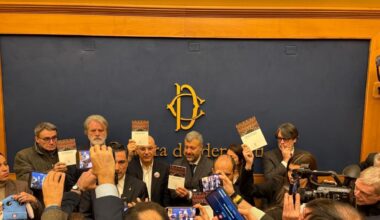 Conferenza con Casapound alla Camera, le opposizioni occupano la sala stampa: annullati tutti gli incontri. Il leghista Furgiuele: «Siete della ztl»