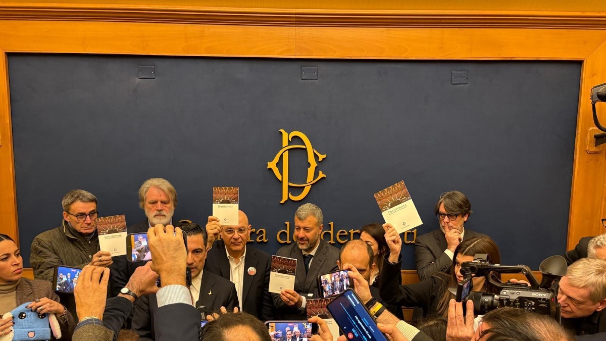 Conferenza con Casapound alla Camera, le opposizioni occupano la sala stampa: annullati tutti gli incontri. Il leghista Furgiuele: «Siete della ztl»