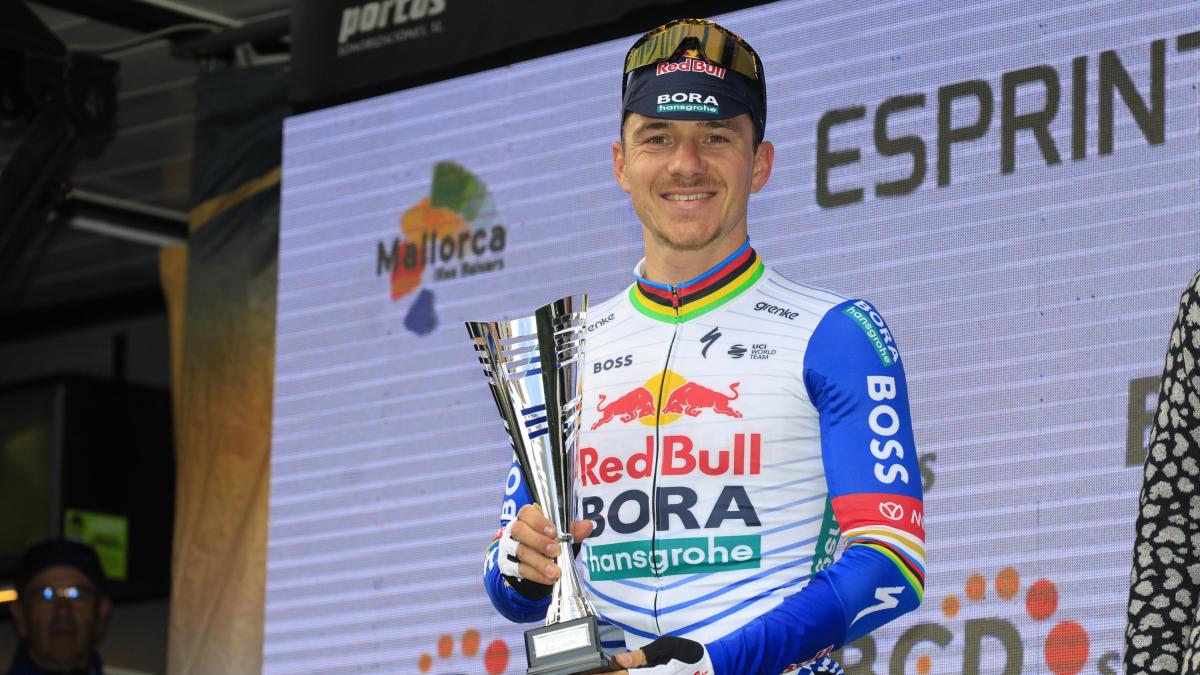 Ciclismo, evenepoel da fenomeno a maiorca: 49 km di fuga