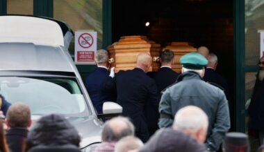 Anguillara, oggi i funerali dei genitori di Claudio Carlomagno: un lungo applauso per l'ultimo saluto. Il parroco: «Ora silenzio»