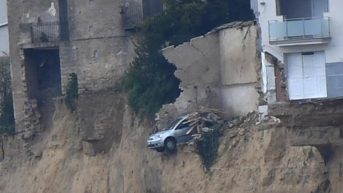 Niscemi, palazzina di tre piani crolla nel precipizio apertosi dopo la frana