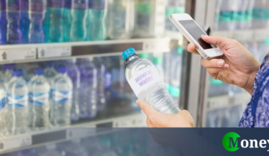 Le persone che bevono acqua in bottiglia ingeriscono oltre 90.000 microplastiche ogni anno