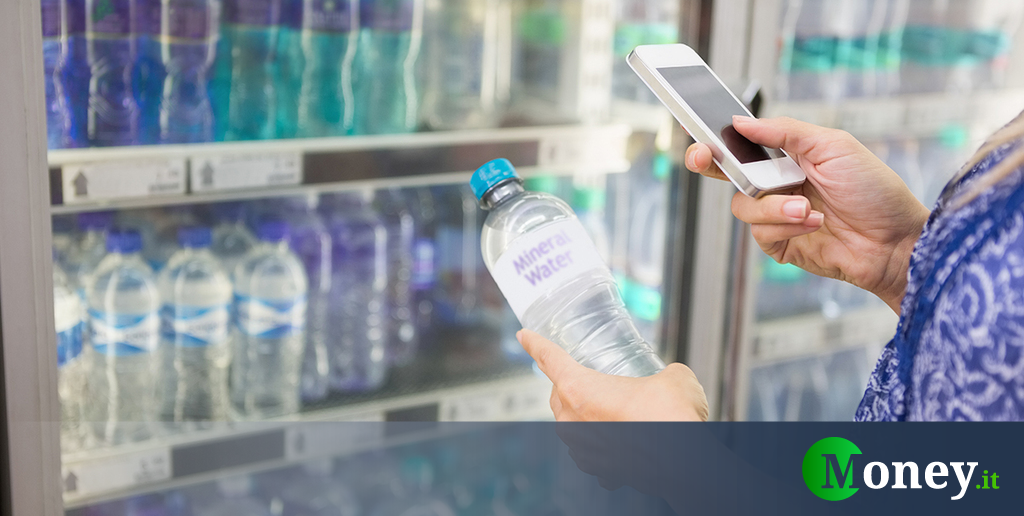 Le persone che bevono acqua in bottiglia ingeriscono oltre 90.000 microplastiche ogni anno