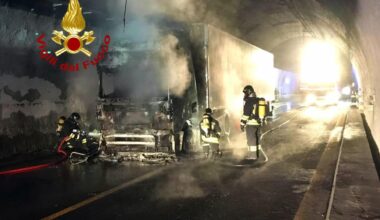 Camion a fuoco in galleria sull'autostrada A1, code e disagi a Firenze: riaperto il tratto