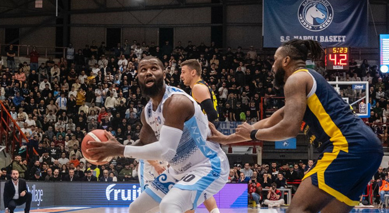 Napoli Basket-Dinamo Sassari, gli azzurri a caccia della terza vittoria