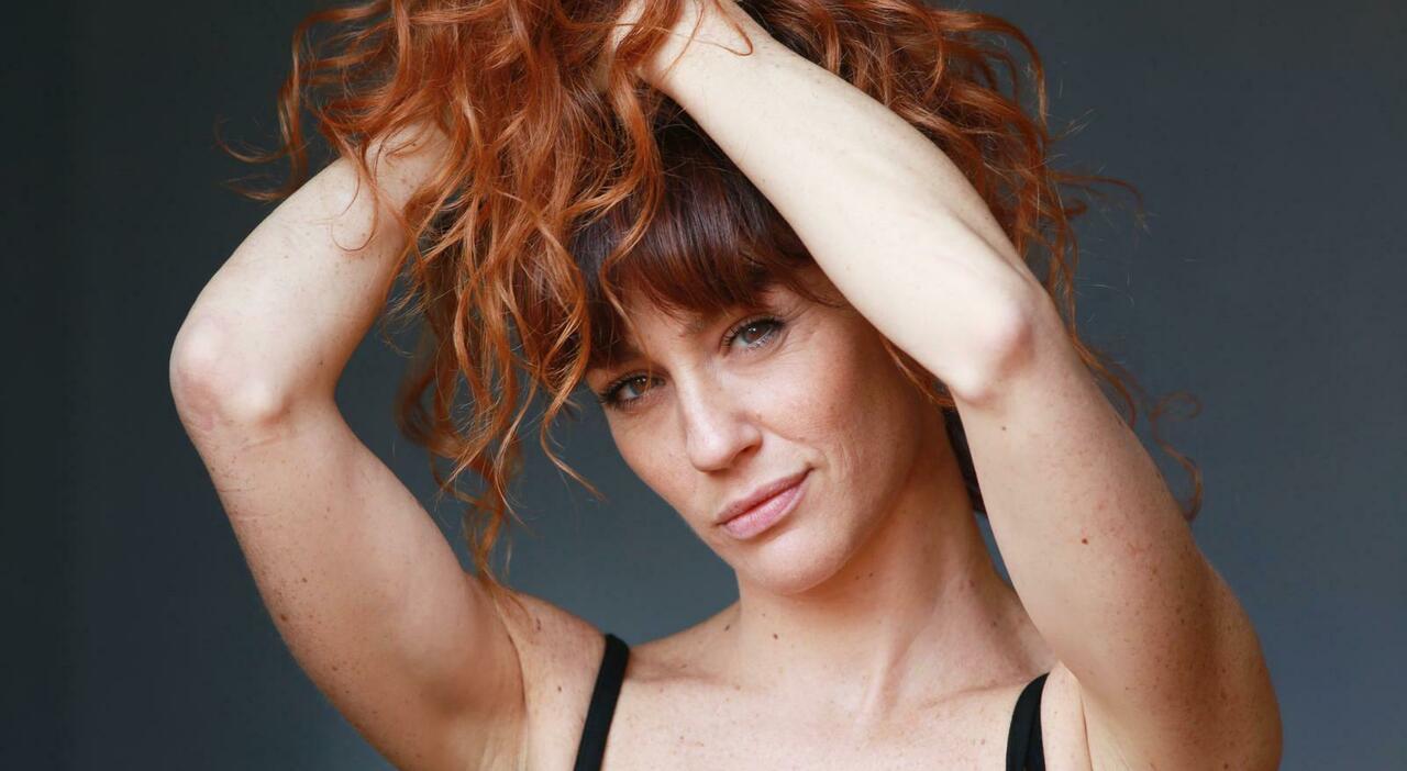 «Vorrei viaggiare nel tempo. Adoro Parigi, le moto e i chihuahua. Da napoletana doc ho corni ovunque»