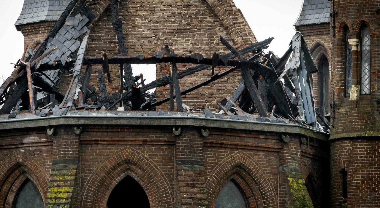 crolla il campanile. «Non ci sono rischi di altri cedimenti»