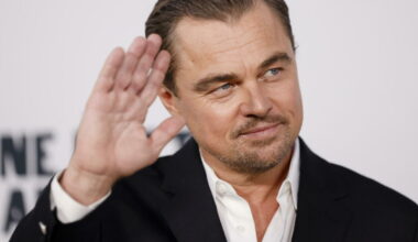 Leonardo DiCaprio bloccato ai Caraibi con la fidanzata dopo l'attacco in Venezuela. Salta la premiazione e lui manda un video