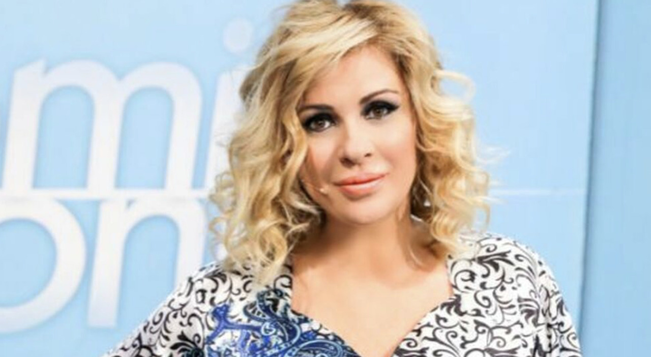 «Sei un viziato, falso e codardo». Maria De Filippi reagisce