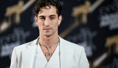 Damiano David compie 27 anni. I Maneskin, il diploma mancato, la Roma e il matrimonio con Dove Cameron: «Ero ossessionato dalla fama»