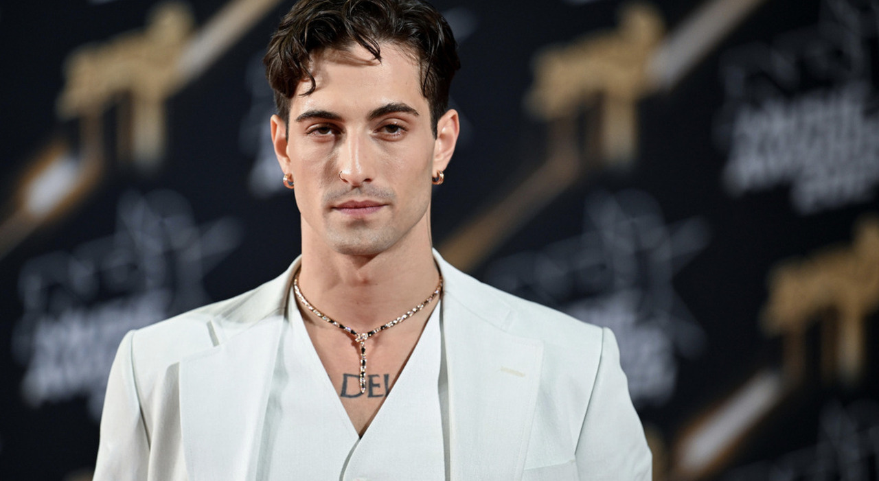 Damiano David compie 27 anni. I Maneskin, il diploma mancato, la Roma e il matrimonio con Dove Cameron: «Ero ossessionato dalla fama»