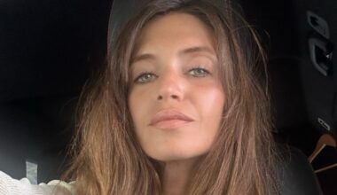 Sara Carbonero ricoverata d'urgenza mentre è in vacanza alle Canarie. I dolori addominali e l'intervento, come sta la giornalista